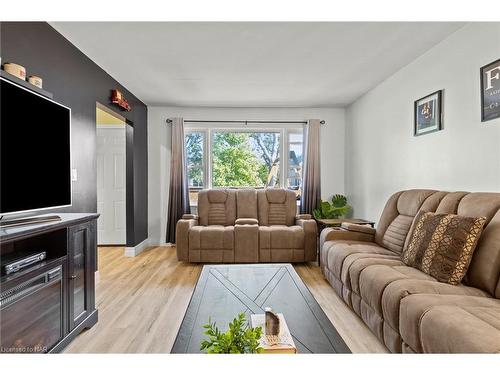 357 Phipps Street, Fort Erie, ON - Indoor Photo Showing Living Room