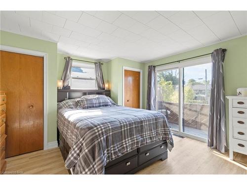 357 Phipps Street, Fort Erie, ON - Indoor Photo Showing Bedroom