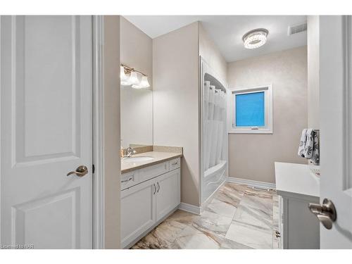 8943 Black Forest Crescent, Niagara Falls, ON - Indoor Photo Showing Bathroom