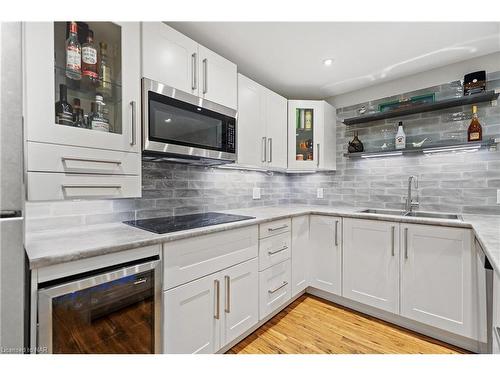 8943 Black Forest Crescent, Niagara Falls, ON - Indoor Photo Showing Kitchen With Upgraded Kitchen