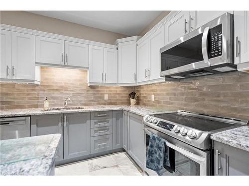 8943 Black Forest Crescent, Niagara Falls, ON - Indoor Photo Showing Kitchen With Stainless Steel Kitchen With Upgraded Kitchen