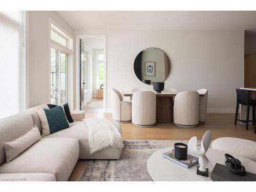 5-205 St Davids Road, Thorold, ON - Indoor Photo Showing Living Room