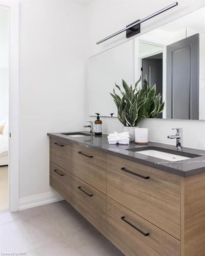 5-205 St Davids Road, Thorold, ON - Indoor Photo Showing Bathroom