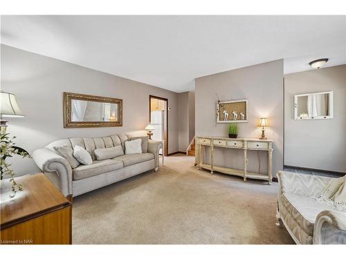 4 Fallingbrook Drive, Pelham, ON - Indoor Photo Showing Living Room