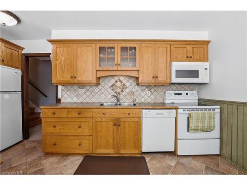 4 Fallingbrook Drive, Pelham, ON - Indoor Photo Showing Kitchen With Double Sink