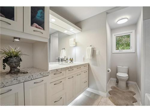 4 Fallingbrook Drive, Pelham, ON - Indoor Photo Showing Bathroom