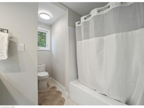 4 Fallingbrook Drive, Pelham, ON - Indoor Photo Showing Bathroom