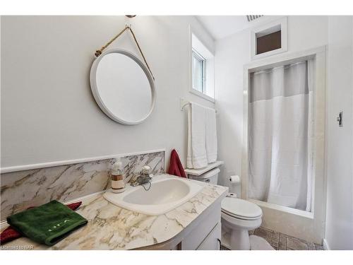 4 Fallingbrook Drive, Pelham, ON - Indoor Photo Showing Bathroom