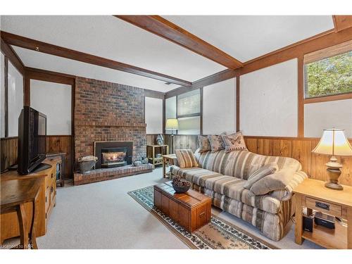 4 Fallingbrook Drive, Pelham, ON - Indoor Photo Showing Living Room With Fireplace