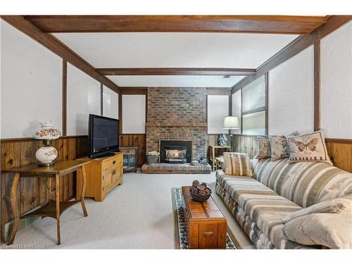 4 Fallingbrook Drive, Pelham, ON - Indoor Photo Showing Living Room With Fireplace