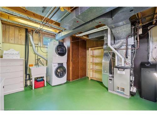 4 Fallingbrook Drive, Pelham, ON - Indoor Photo Showing Laundry Room