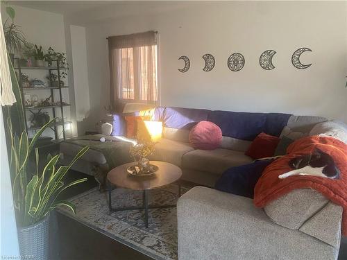 27 Palace Street, Thorold, ON - Indoor Photo Showing Living Room