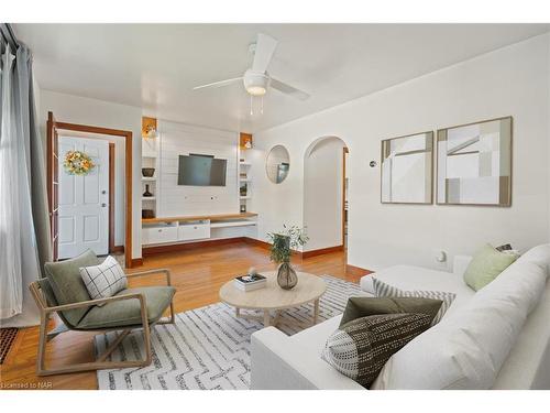 4456 Sixth Avenue, Niagara Falls, ON - Indoor Photo Showing Living Room