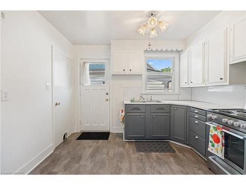 4456 Sixth Avenue, Niagara Falls, ON - Indoor Photo Showing Kitchen