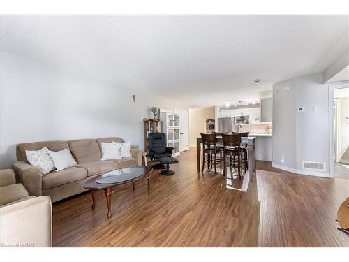 211-2010 Cleaver Avenue, Burlington, ON - Indoor Photo Showing Living Room