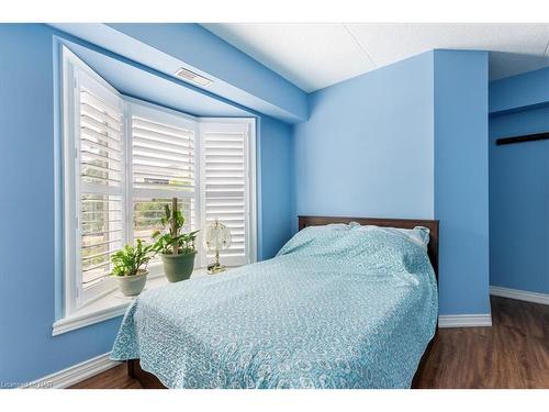 211-2010 Cleaver Avenue, Burlington, ON - Indoor Photo Showing Bedroom