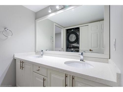 211-2010 Cleaver Avenue, Burlington, ON - Indoor Photo Showing Bathroom