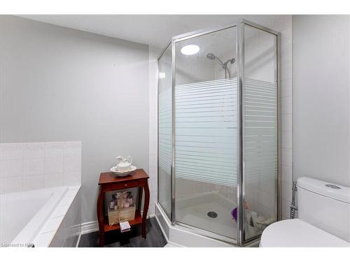 211-2010 Cleaver Avenue, Burlington, ON - Indoor Photo Showing Bathroom