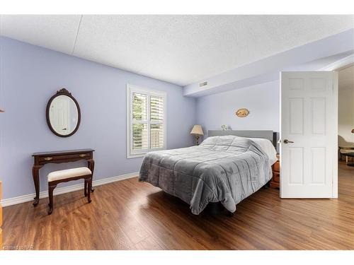 211-2010 Cleaver Avenue, Burlington, ON - Indoor Photo Showing Bedroom