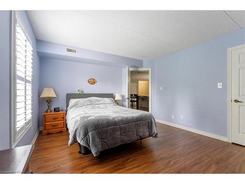 211-2010 Cleaver Avenue, Burlington, ON - Indoor Photo Showing Bedroom