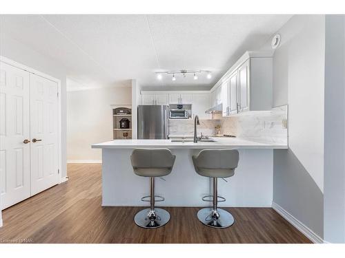 211-2010 Cleaver Avenue, Burlington, ON - Indoor Photo Showing Kitchen With Upgraded Kitchen