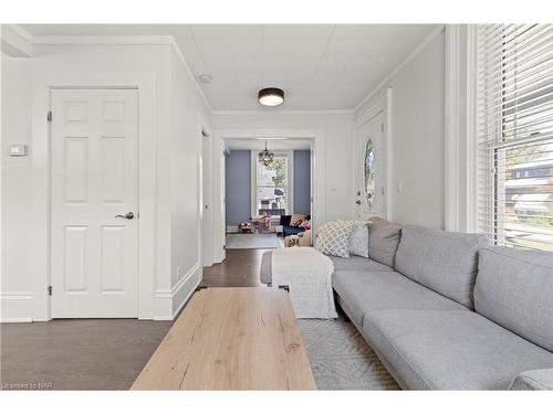 11 Shelley Avenue, St. Catharines, ON - Indoor Photo Showing Living Room