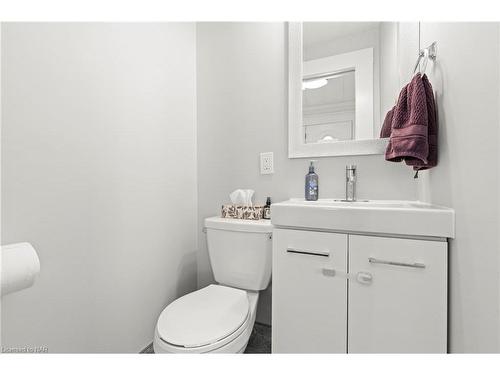 11 Shelley Avenue, St. Catharines, ON - Indoor Photo Showing Bathroom