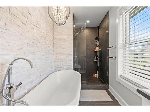 11 Shelley Avenue, St. Catharines, ON - Indoor Photo Showing Bathroom