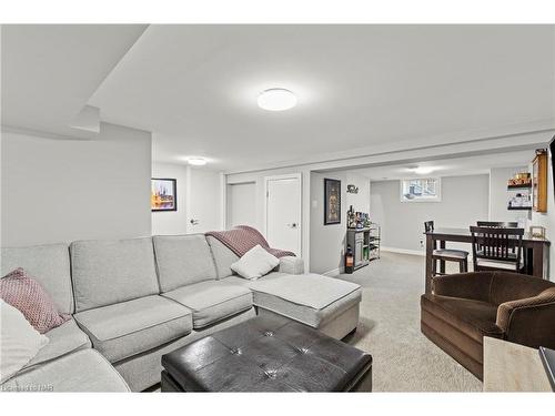 11 Shelley Avenue, St. Catharines, ON - Indoor Photo Showing Living Room