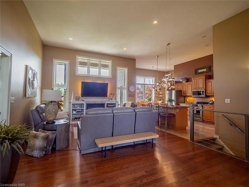 20219 Youngs Road S, Port Colborne, ON - Indoor Photo Showing Living Room