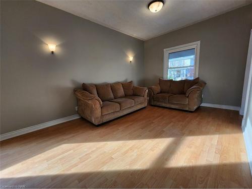 4848 Second Avenue, Niagara Falls, ON - Indoor Photo Showing Living Room