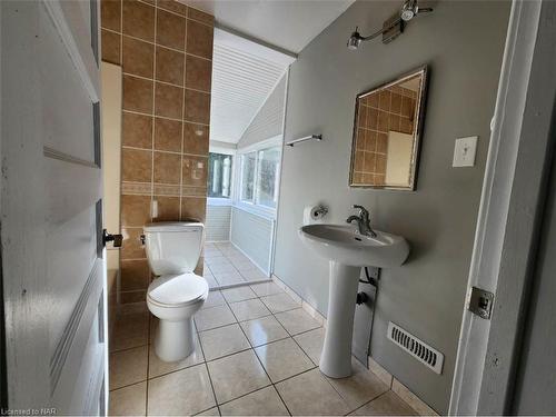 4848 Second Avenue, Niagara Falls, ON - Indoor Photo Showing Bathroom