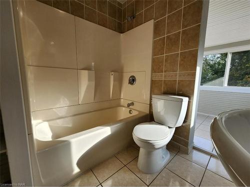 4848 Second Avenue, Niagara Falls, ON - Indoor Photo Showing Bathroom