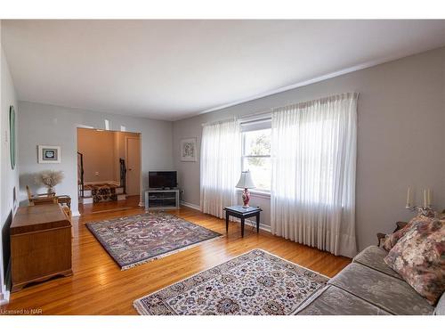 7967 Sarah Street, Niagara Falls, ON - Indoor Photo Showing Living Room