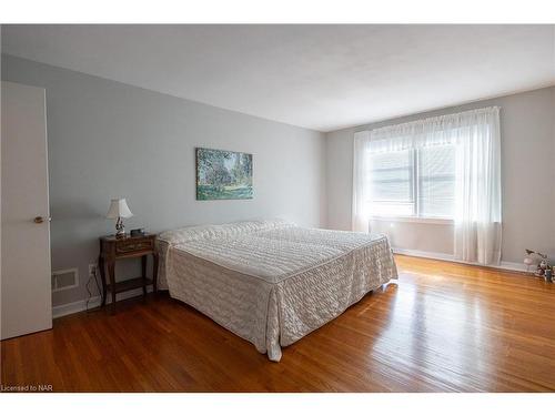 7967 Sarah Street, Niagara Falls, ON - Indoor Photo Showing Bedroom