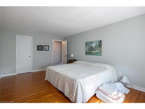 7967 Sarah St Street, Niagara Falls, ON - Indoor Photo Showing Bedroom