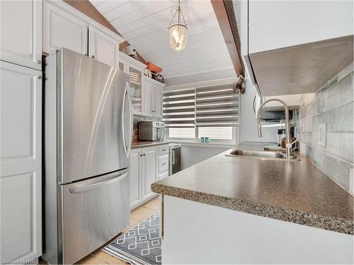 257 Ridge Road S, Crystal Beach, ON - Indoor Photo Showing Kitchen