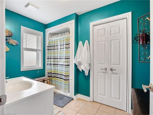 257 Ridge Road S, Crystal Beach, ON - Indoor Photo Showing Bathroom