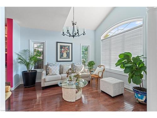 79 Macturnbull Drive, St. Catharines, ON - Indoor Photo Showing Living Room