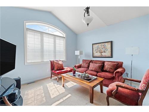 79 Macturnbull Drive, St. Catharines, ON - Indoor Photo Showing Living Room