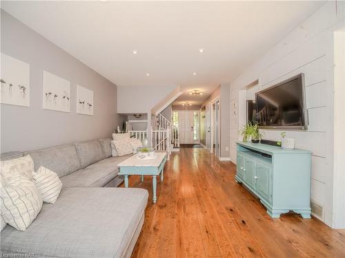 100 Loretta Drive, Niagara-On-The-Lake, ON - Indoor Photo Showing Living Room