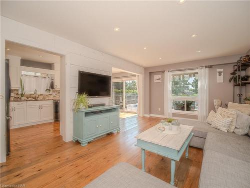 100 Loretta Drive, Niagara-On-The-Lake, ON - Indoor Photo Showing Living Room