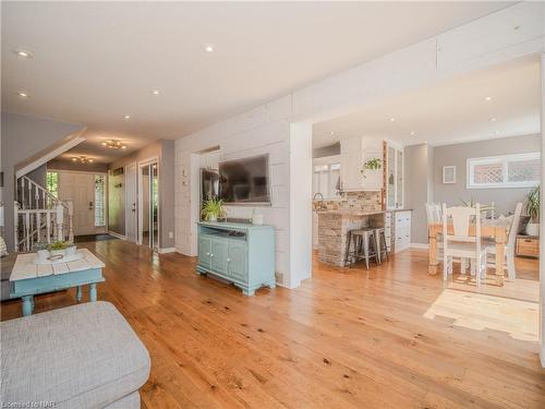 100 Loretta Drive, Niagara-On-The-Lake, ON - Indoor Photo Showing Living Room