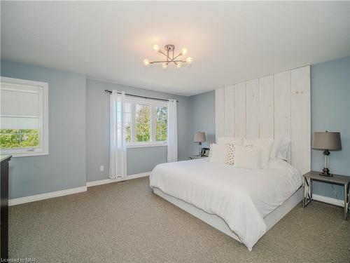 100 Loretta Drive, Niagara-On-The-Lake, ON - Indoor Photo Showing Bedroom