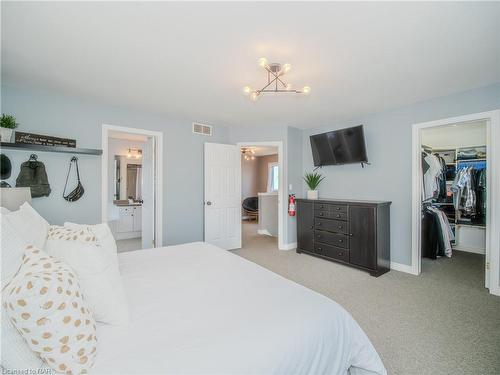 100 Loretta Drive, Niagara-On-The-Lake, ON - Indoor Photo Showing Bedroom