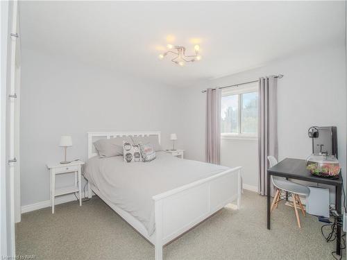 100 Loretta Drive, Niagara-On-The-Lake, ON - Indoor Photo Showing Bedroom