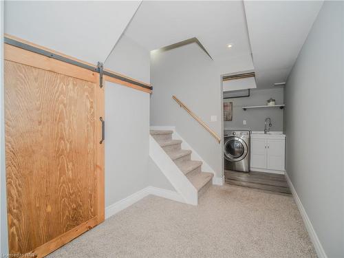 100 Loretta Drive, Niagara-On-The-Lake, ON - Indoor Photo Showing Laundry Room