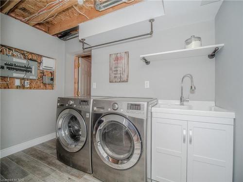 100 Loretta Drive, Niagara-On-The-Lake, ON - Indoor Photo Showing Laundry Room