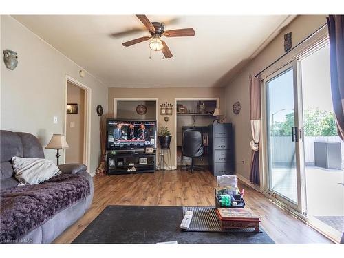 7992 Post Road, Niagara Falls, ON - Indoor Photo Showing Living Room