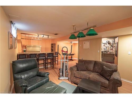 7992 Post Road, Niagara Falls, ON - Indoor Photo Showing Living Room